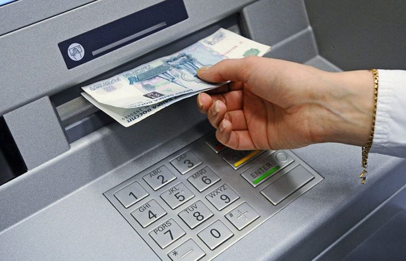 как снять деньги с банкомата